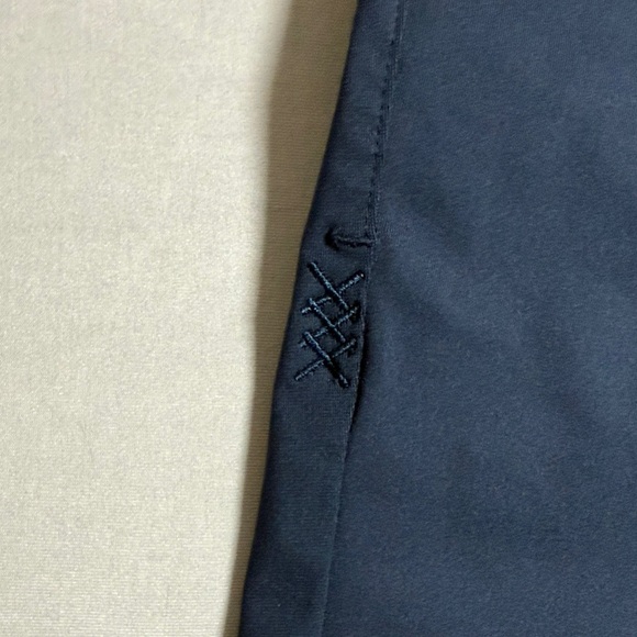 Rhone Men's 9 Inch Commuter Shorts in Navy Size 34
Excellent Condition - Picture 5 of 9